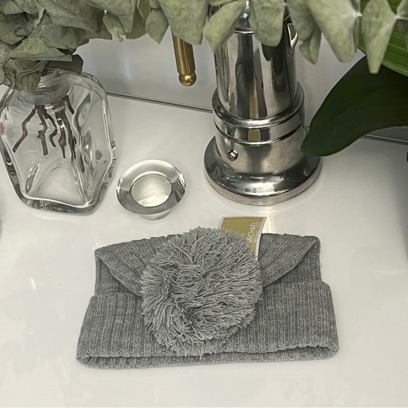 NWT Gray Michael Kors Women's Soft Pom-Pom Rib Knit Beanie Hat - Picture 5 of 8